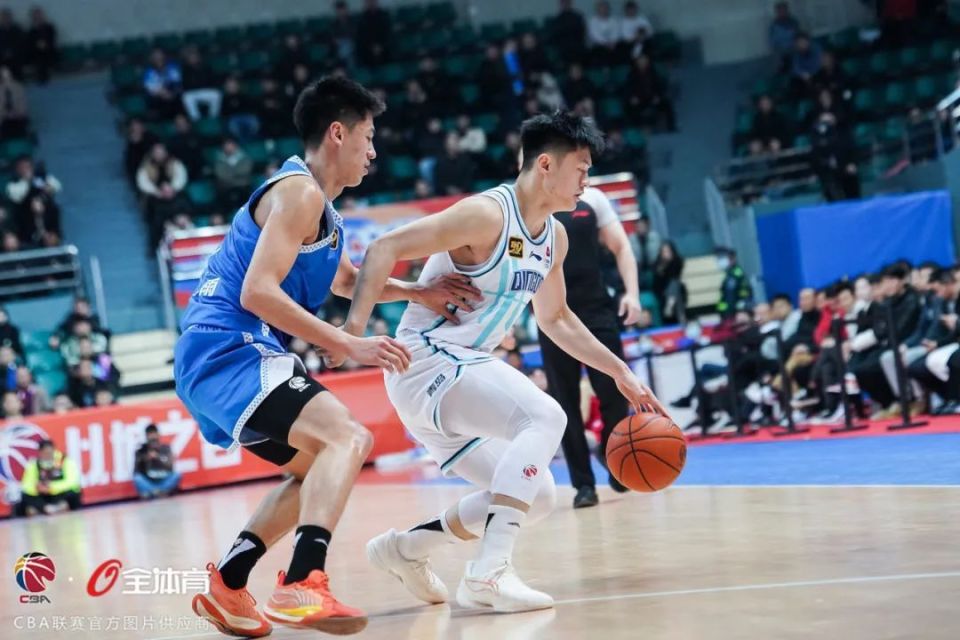 开云平台 -清晨体能课后，里尔队长鼓劲备战CBA常规赛，态度坚定，细节决定成败(练兵备战大讨论发言)