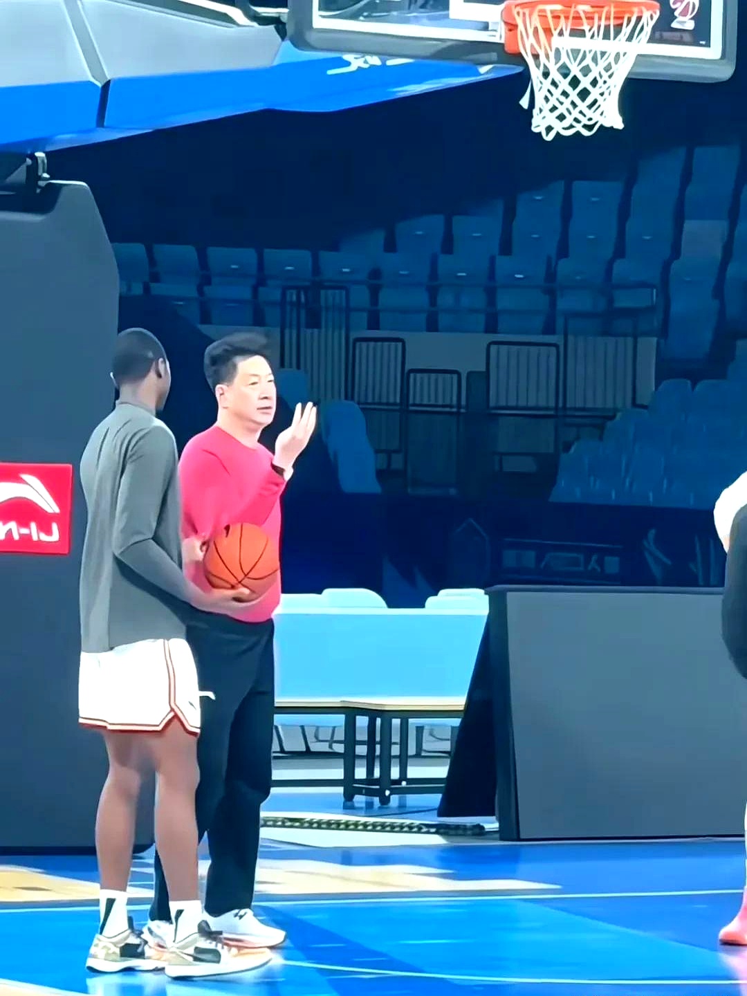 开云网页版 -清晨体能课后，成都蓉城调整名单备战欧篮联，赛场秩序良好，临场指挥获称赞 