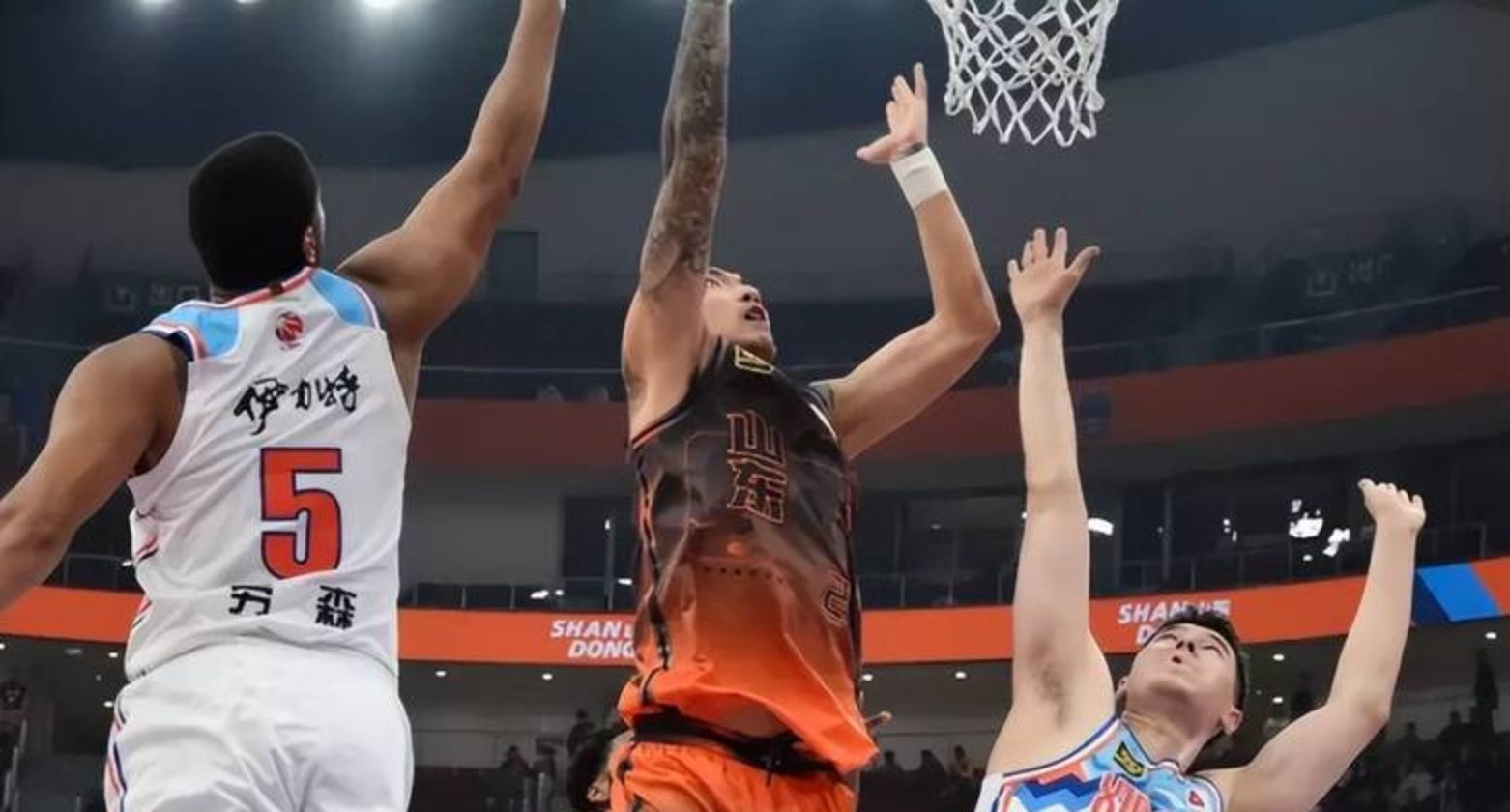 关于转折点！深圳男篮手感冰凉，CBA季后赛国际比赛日攻防权衡，底气十足，身体对抗强度拉满的信息